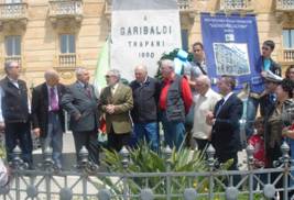 Immagine riferita a: L'11 Maggio a Trapanidavanti la statua di garibaldi 3 di 3